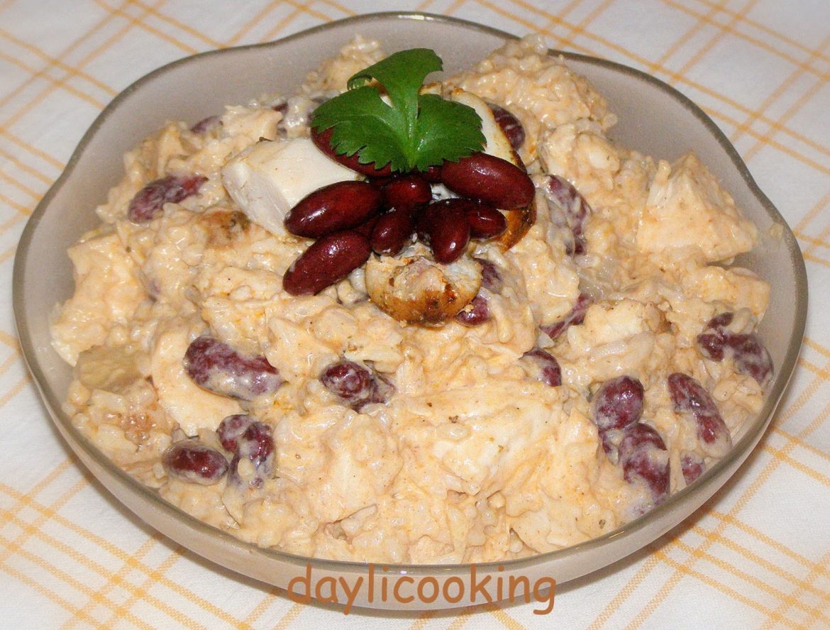 Sałatka z ryżem i kurczakiem pieczonym, z dodatkiem czerwonej fasoli