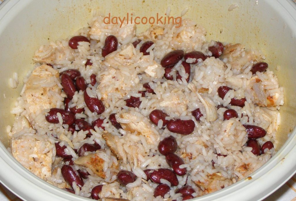 Sałatka z ryżem i kurczakiem pieczonym, z dodatkiem czerwonej fasoli