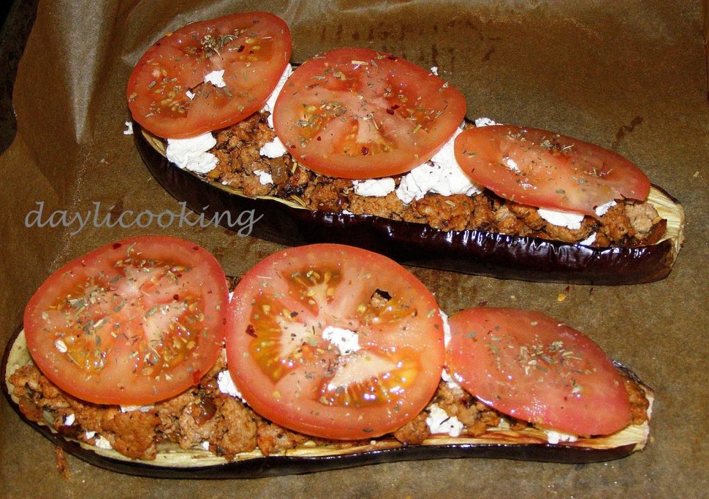 Bakłażan zapiekany z mielonym mięsem, fetą i plastrami pomidora