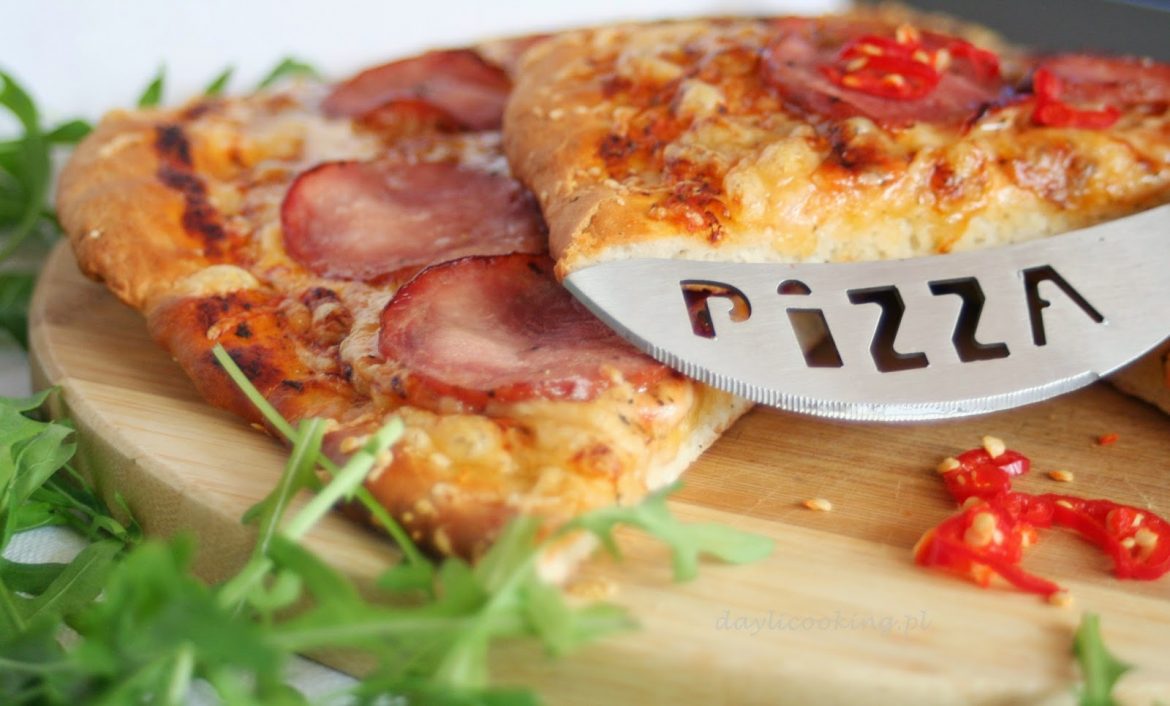 Pizza na kruchym cieście z serem i kiełbasą Przepis pizza na kruchym cieście z suchą kiełbasą krakowską