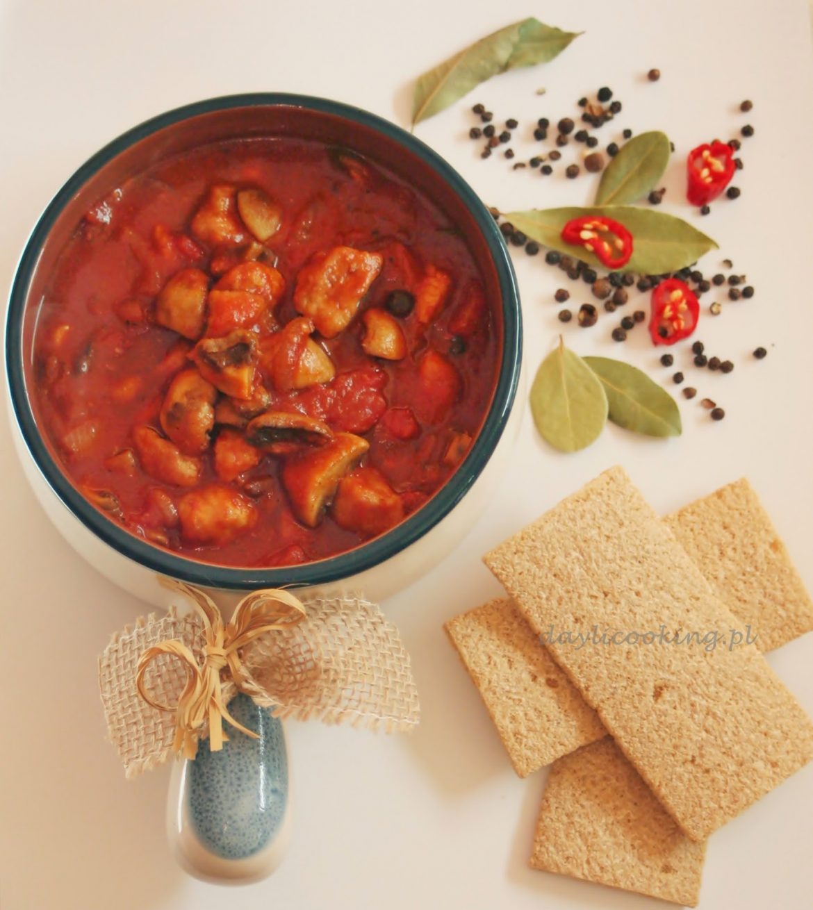 Przepis na ognisty gulasz z pieczarkami i pomidorami