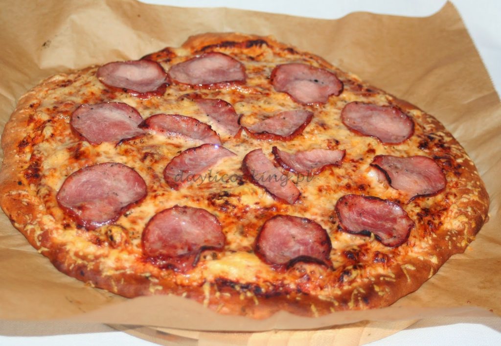 Pizza na cienkim cieście z serem i suchą kiełbasą krakowską przepis jak zrobić 