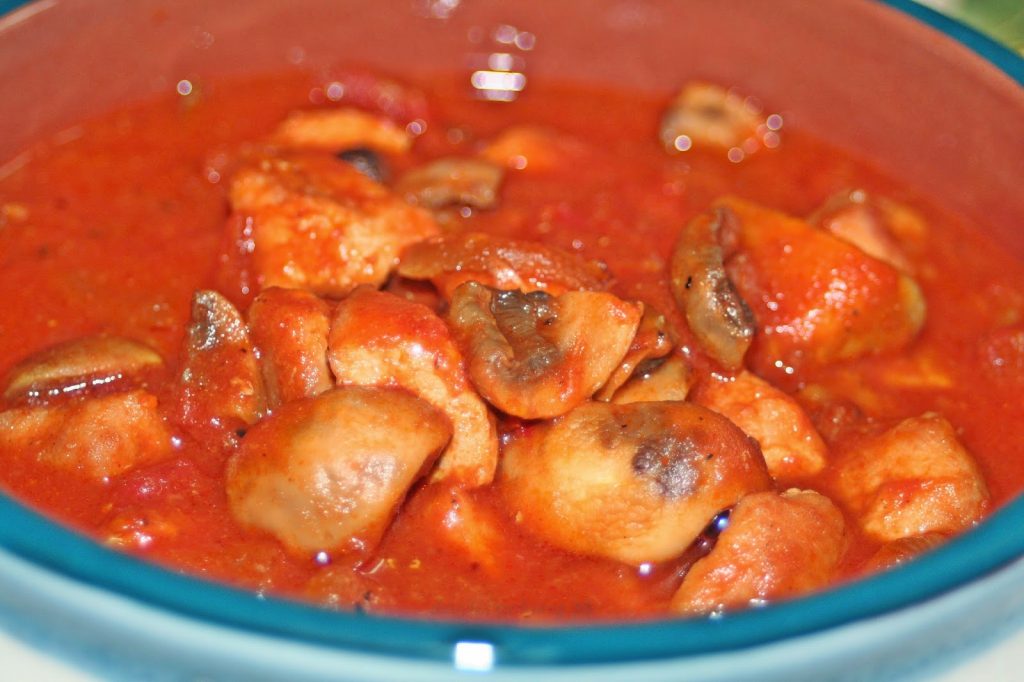 Przepis na ognisty gulasz z pieczarkami i pomidorami