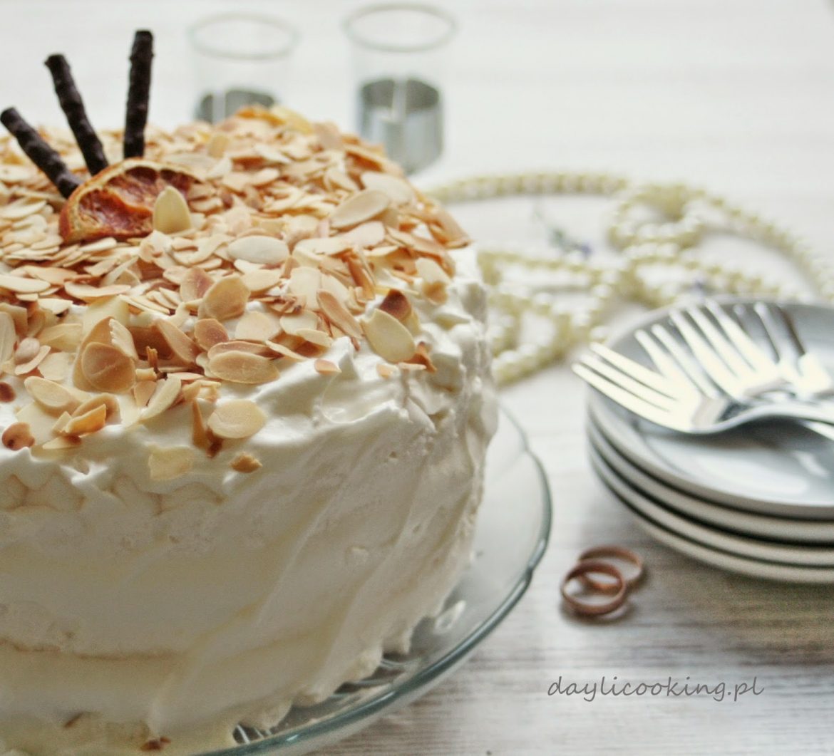 Przepis na torcik bezowy z bitą śmietaną