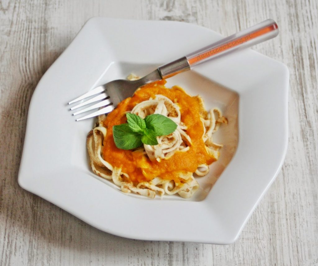 Naleśnikowe spaghetti z sosem marchewkowo - imbirowym