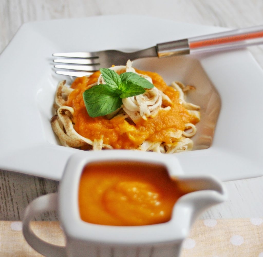 Naleśnikowe spaghetti z sosem marchewkowo - imbirowym