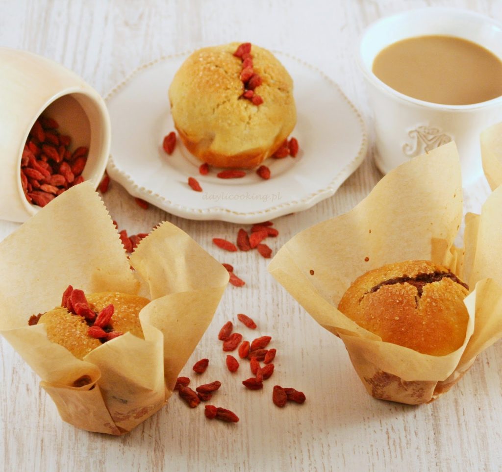 Przepis na drożdżowe bułeczki muffinkowe z czekoladą i jgodami goji