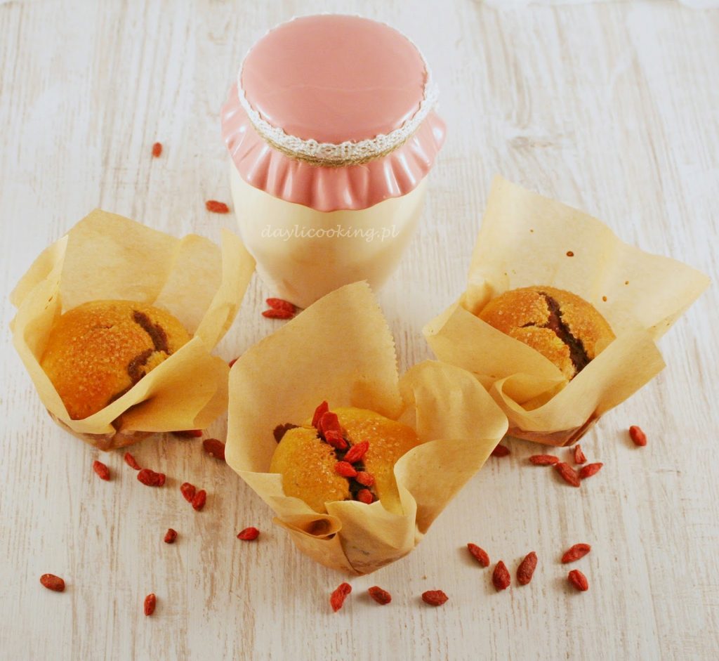 Przepis na drożdżowe bułeczki muffinkowe z czekoladą i jgodami goji