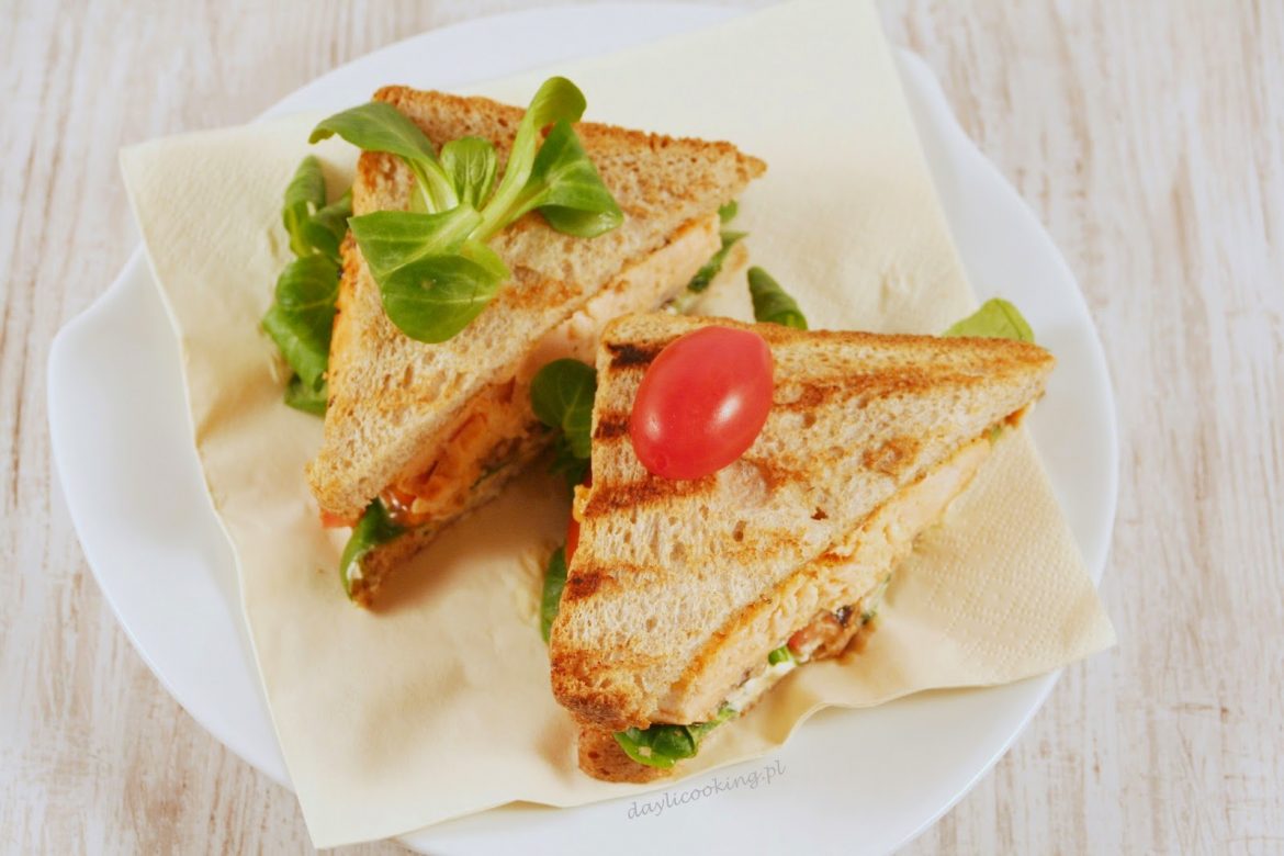 Opiekana kanapka z grillowanym łososiem – domowy fast food