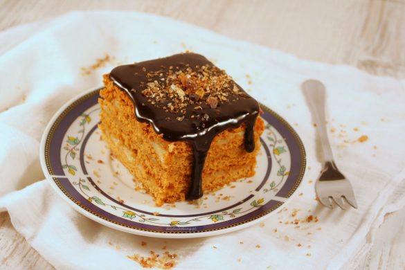 Przepis na waniliowy miodownik - kruche miodowe ciasto z kremem budyniowym