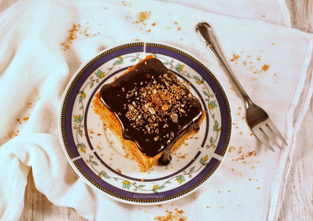 Przepis na waniliowy miodownik - kruche miodowe ciasto z kremem budyniowym