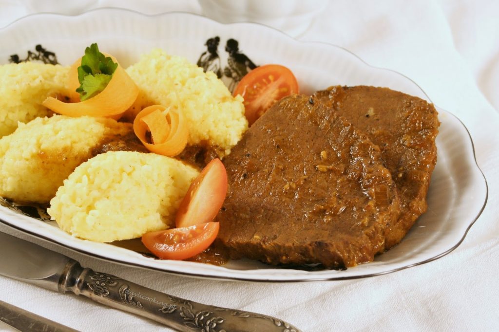 ligawa wołowa, przepis na wołowinę w ciemnym sosie, jak zrobić ciemny sos z mięsa wołowego, daylicooking