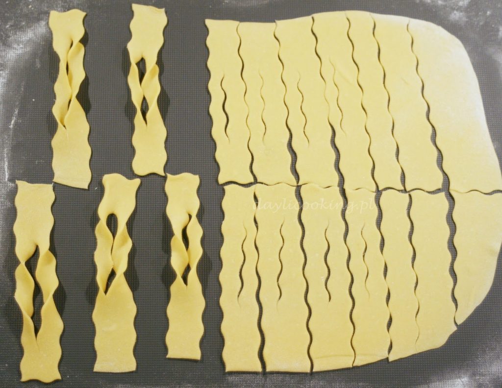 Faworki karnawałowe - sprawdzony przepis na ciasto na faworki