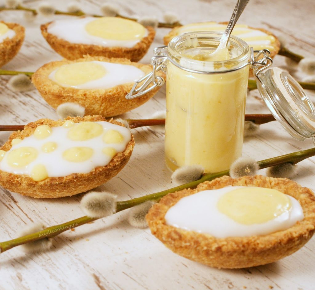 Wielkanocne kruche ciastka w kształcie jajek z cytrynowym kremem lemon curd
