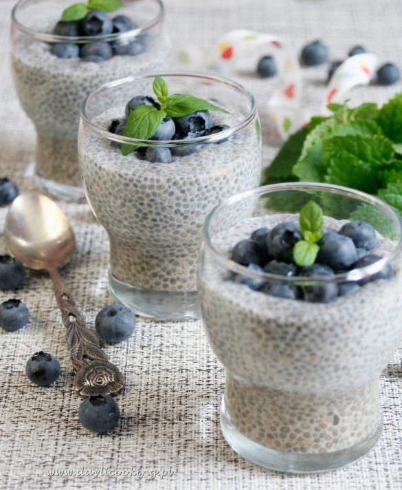 Przepis na mleczny deser kawowo - waniliowy z chia i borówkami