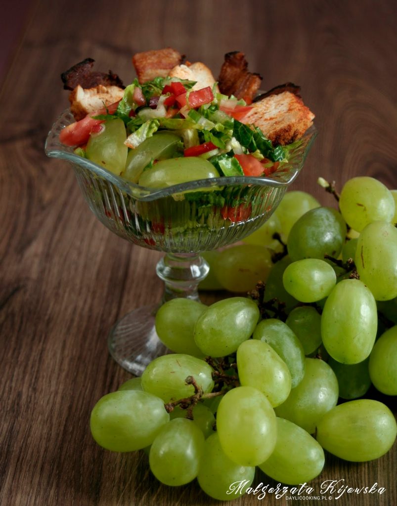 Przepis na sałatkę z kurczakiem, boczkiem i winogronem