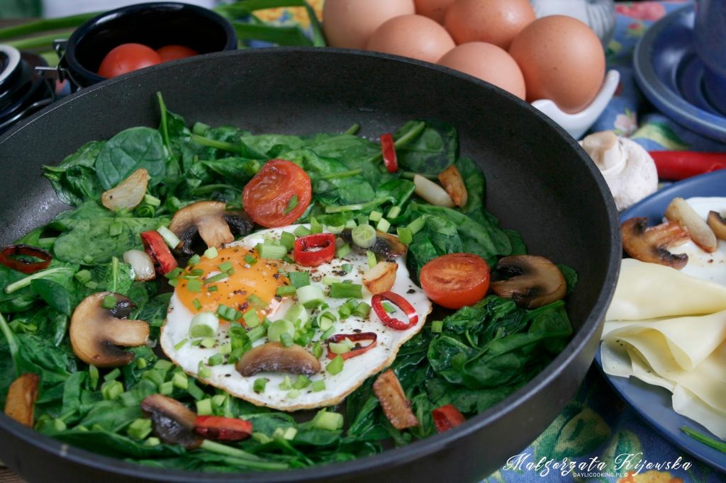 kolorowe śniadanie, wiosenne śniadanie na ciepło, jajka sadzone na szpinaku, daylicooking