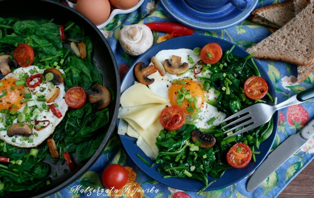 jak zrobić jajka sadzone, śniadanie na gorąco, ciepłe śniadanie, kolorowe danie na śniadanie i kolację, daylicooking