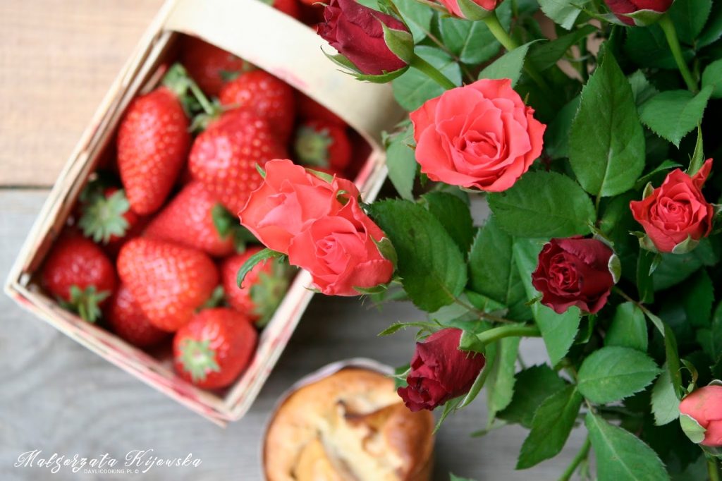 róże, czerwone róże, kwiaty, truskawki, owoce, daylicooking, Małgorzata Kijowska