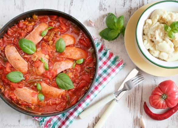 Przepis na parówki w sosie pomidorowo-paprykowym