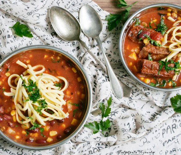 Przepis na Pikantna zupa na żeberkach, z kukurydzą, czerwoną fasolą i cukinią