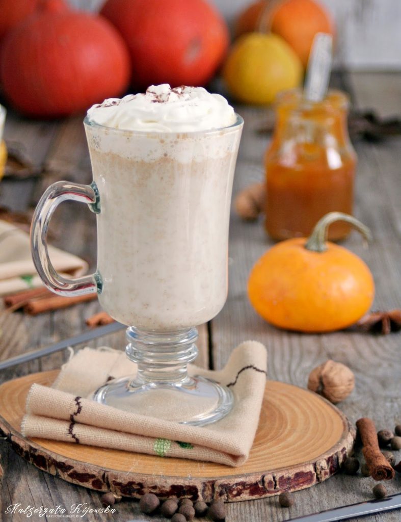 pumpkin spice latte dla dzieci, bez kofeiny, mleko z syropem dyniowym, daylicooking