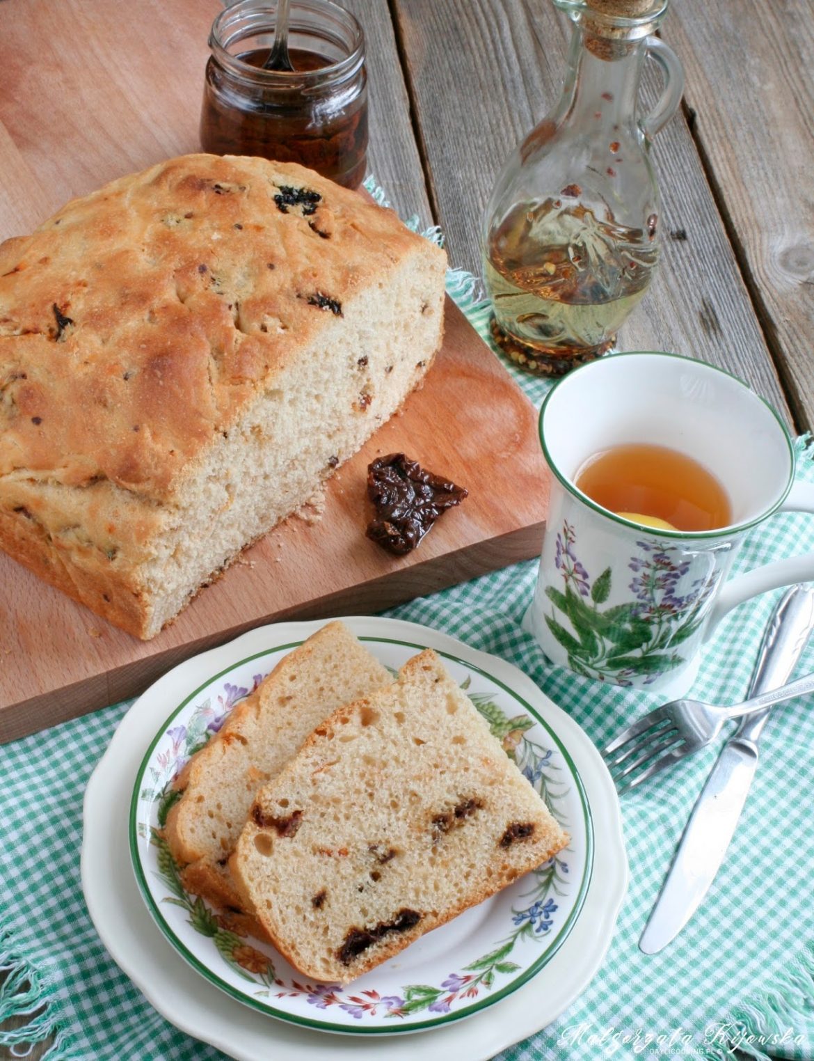Przepis na chleb drożdżowy z pomidorami