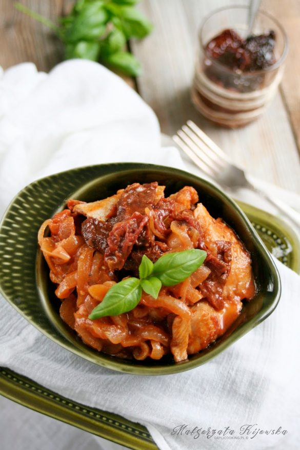 Prosty przepis na śledzie w suszonych pomidorach z cebulą - najlepsze dania ze śledzi