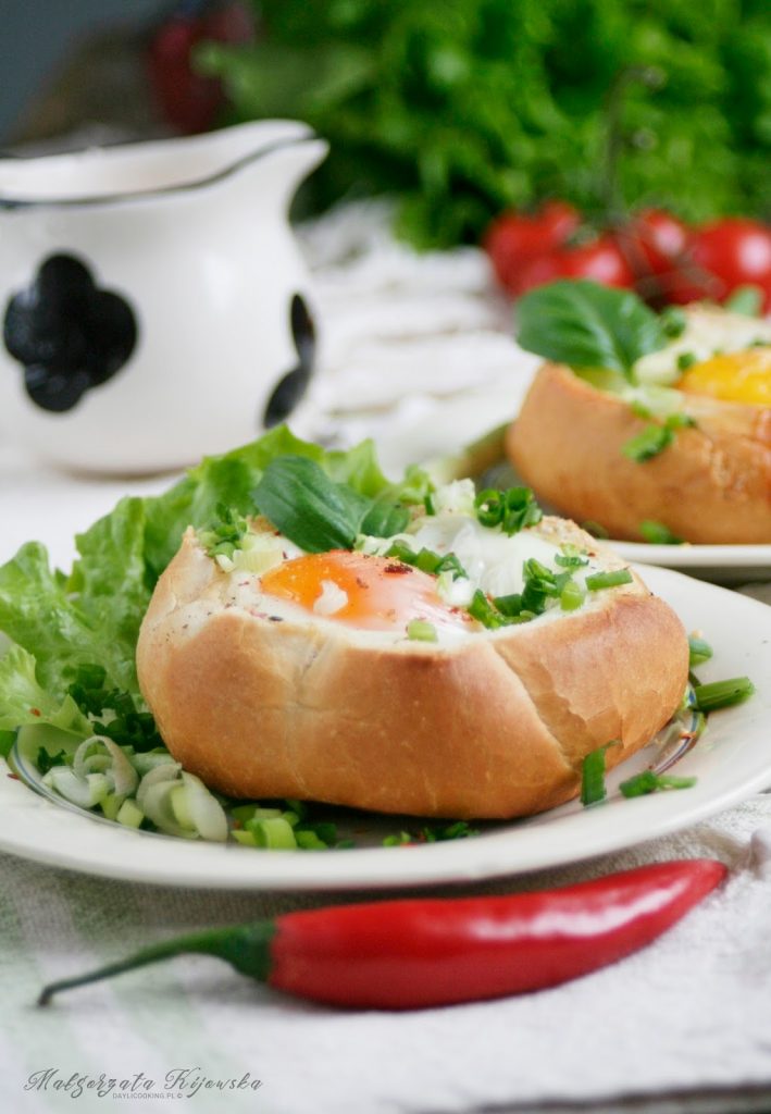 Przepis na bułeczki zapiekane z jajkiem, szynką i mozzarellą