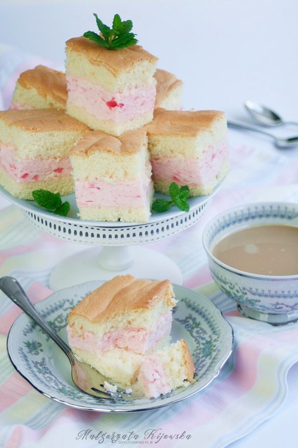 Przepis na Biszkopt z pianką z bitej śmietany i galaretki