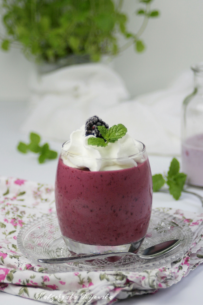 Przepis na lodowy deser jogurtowy, domowe lody owocowe