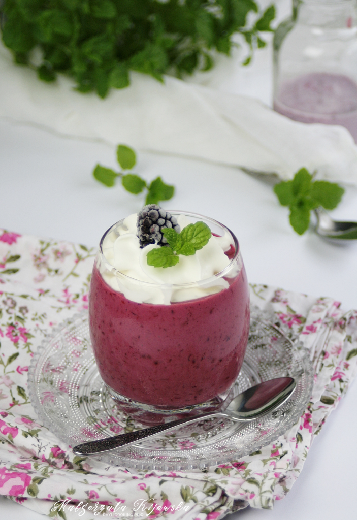 Domowy lodowy deser jogurtowy, przepis na domowe lody owocowe z jeżyn