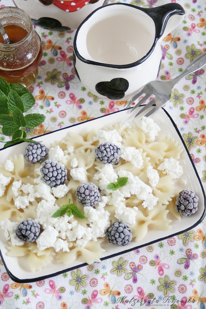 Przepis na makaron z białym serem, miodem i owocami