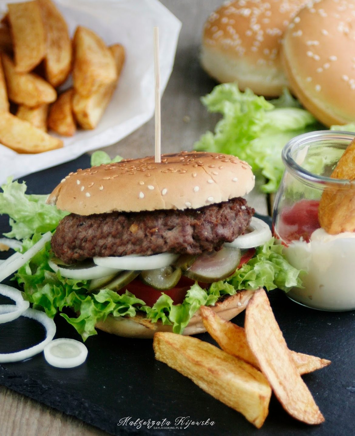 Domowy hamburger wołowy z frytkami Najlepszy przepis na domowy hamburger z frytkami