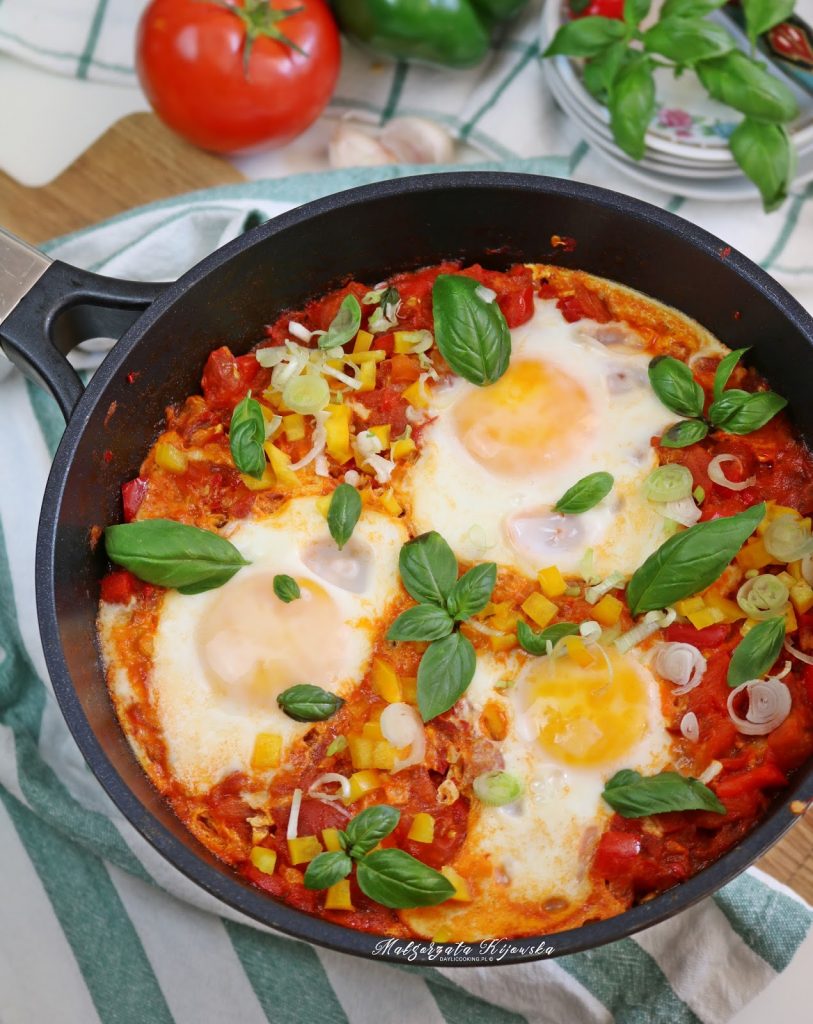 Szakszuka jajka gotowane w pomidorach - przepis