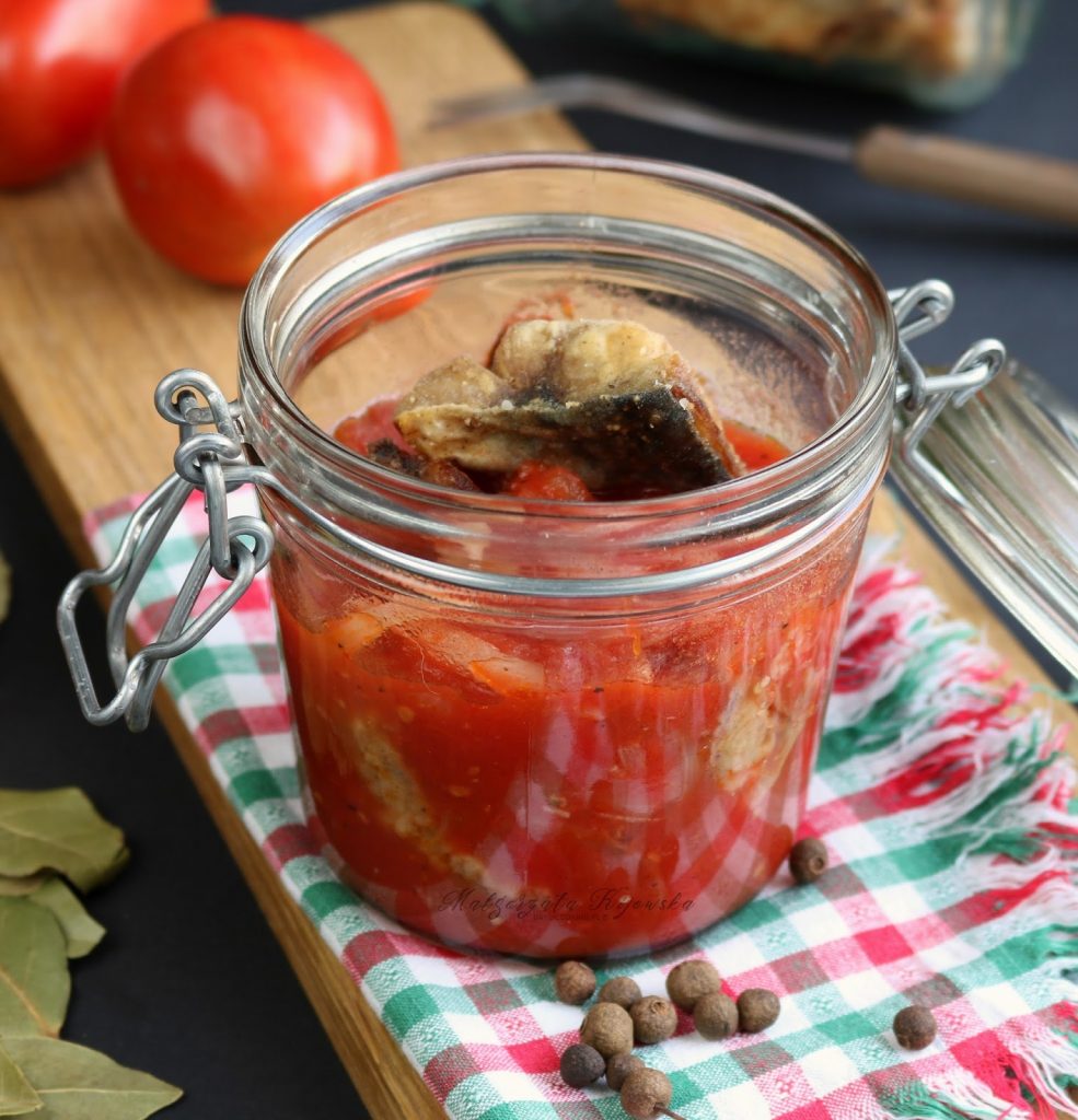 Przepis na smażone śledzie w sosie pomidorowym ze świeżych pomidorów