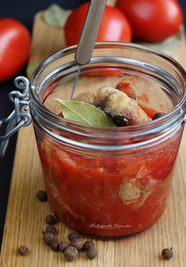 Smażone filety śledziowe w sosie ze świeżych pomidorów - prosty przepis