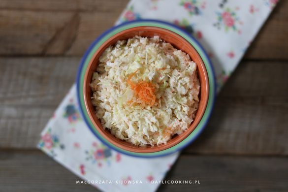 Coleslaw, sałatka ze świeżej kapusty. Przepis na kultową sałatkę z sieciowych restauracji.