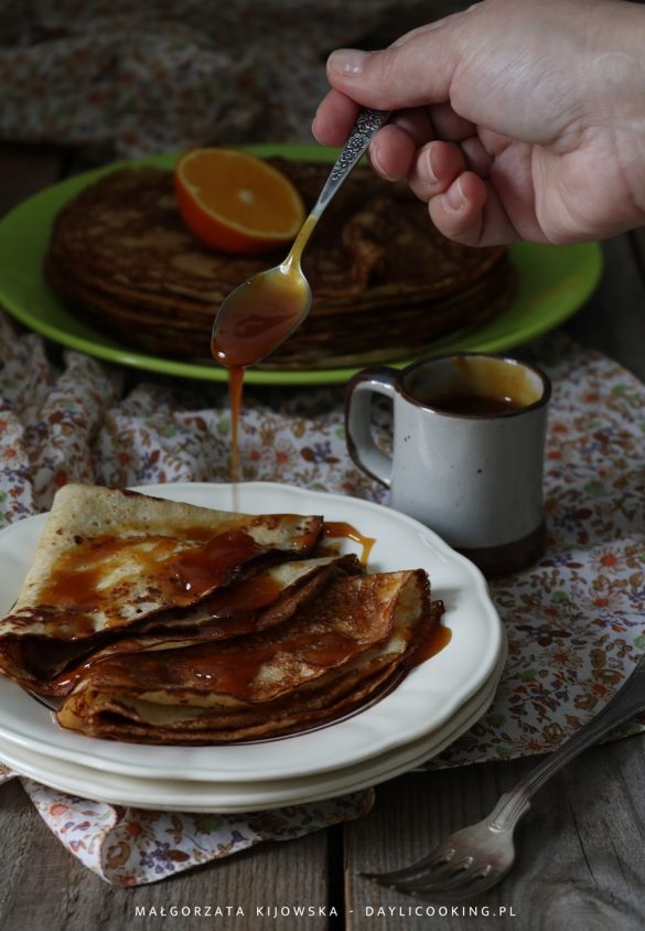 Przepis na bananowe naleśniki z sosem karmelowym