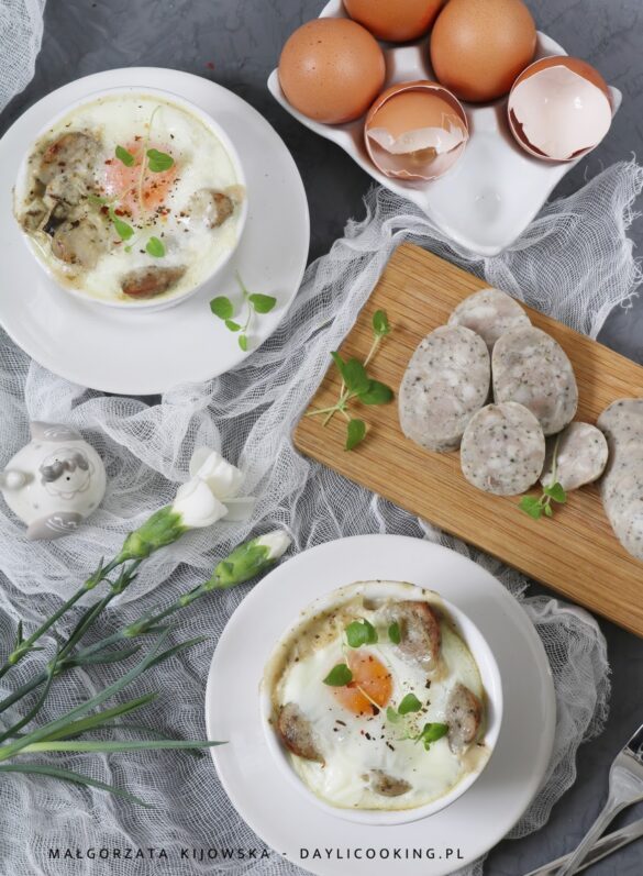 Biała kiełbasa zapiekana w żurku z jajkiem