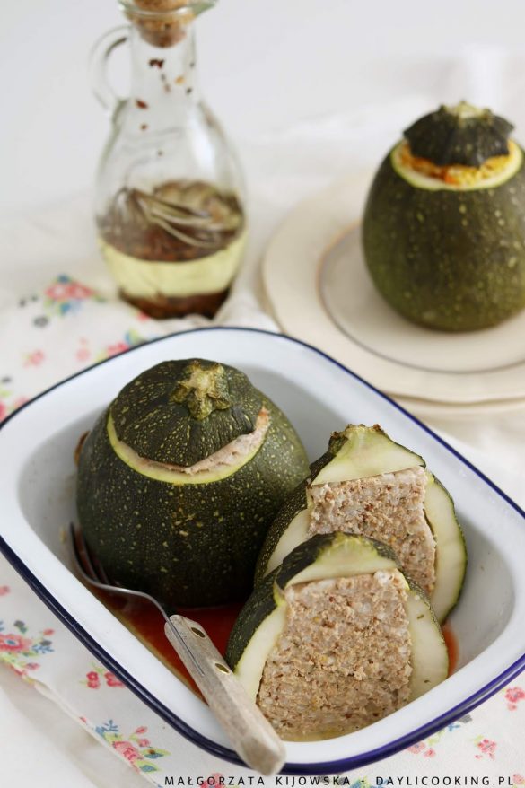 Przepis na cukinię faszerowaną mięsem i zapiekaną