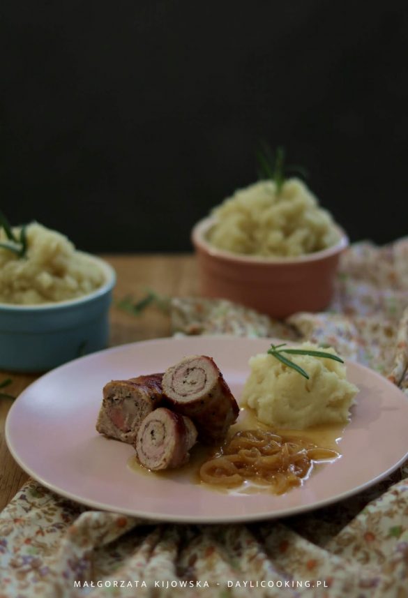 Roladki z polędwiczek wieprzowych z boczkiem i puree pietruszkowym Przepis na roladki z polędwiczek wieprzowych z boczkiem i puree pietruszkowym