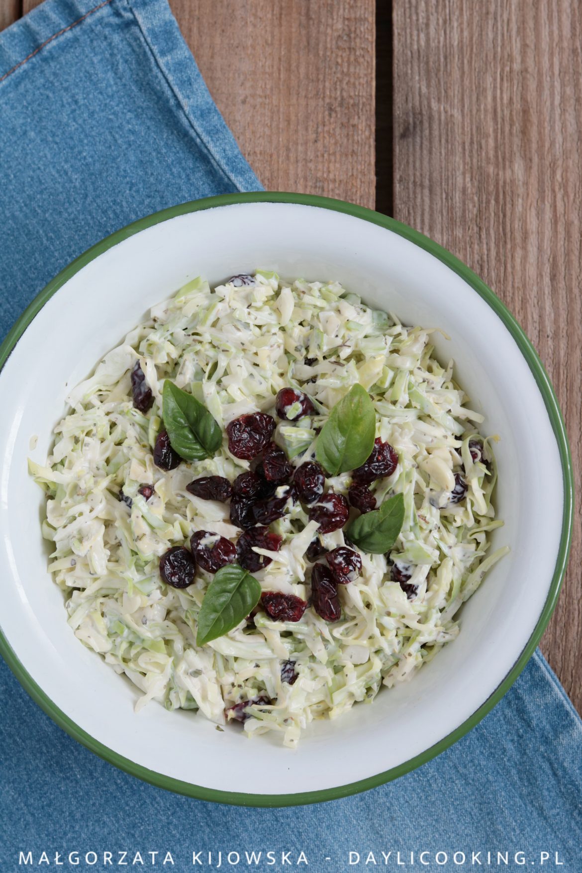 Przepis na surówkę z młodej kapusty