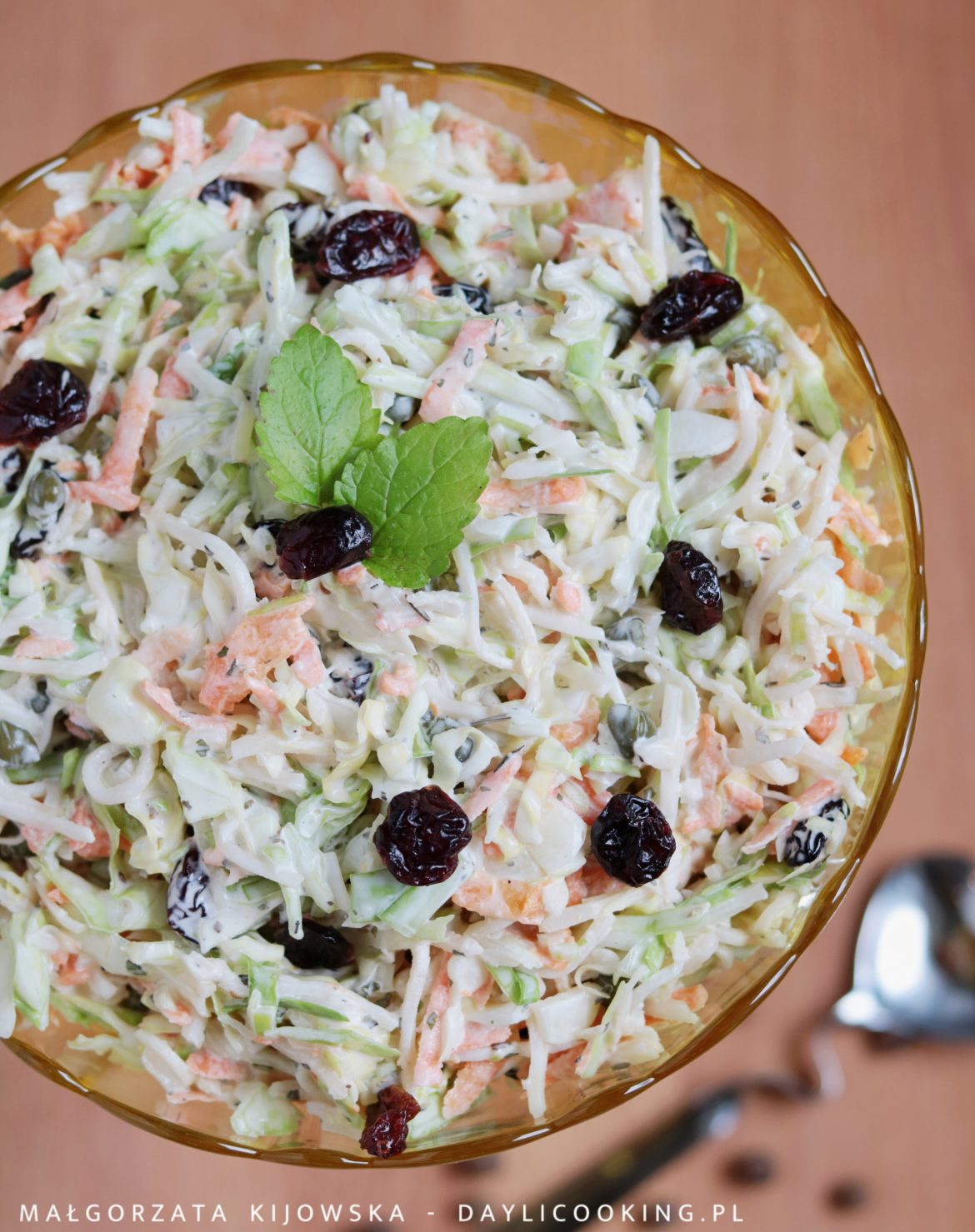 Sałatka obiadowa z kapusty i selera
