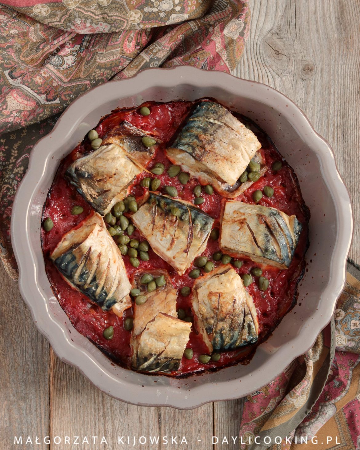 Makrela pieczona w sosie pomidorowym - prostu i szybki przepis