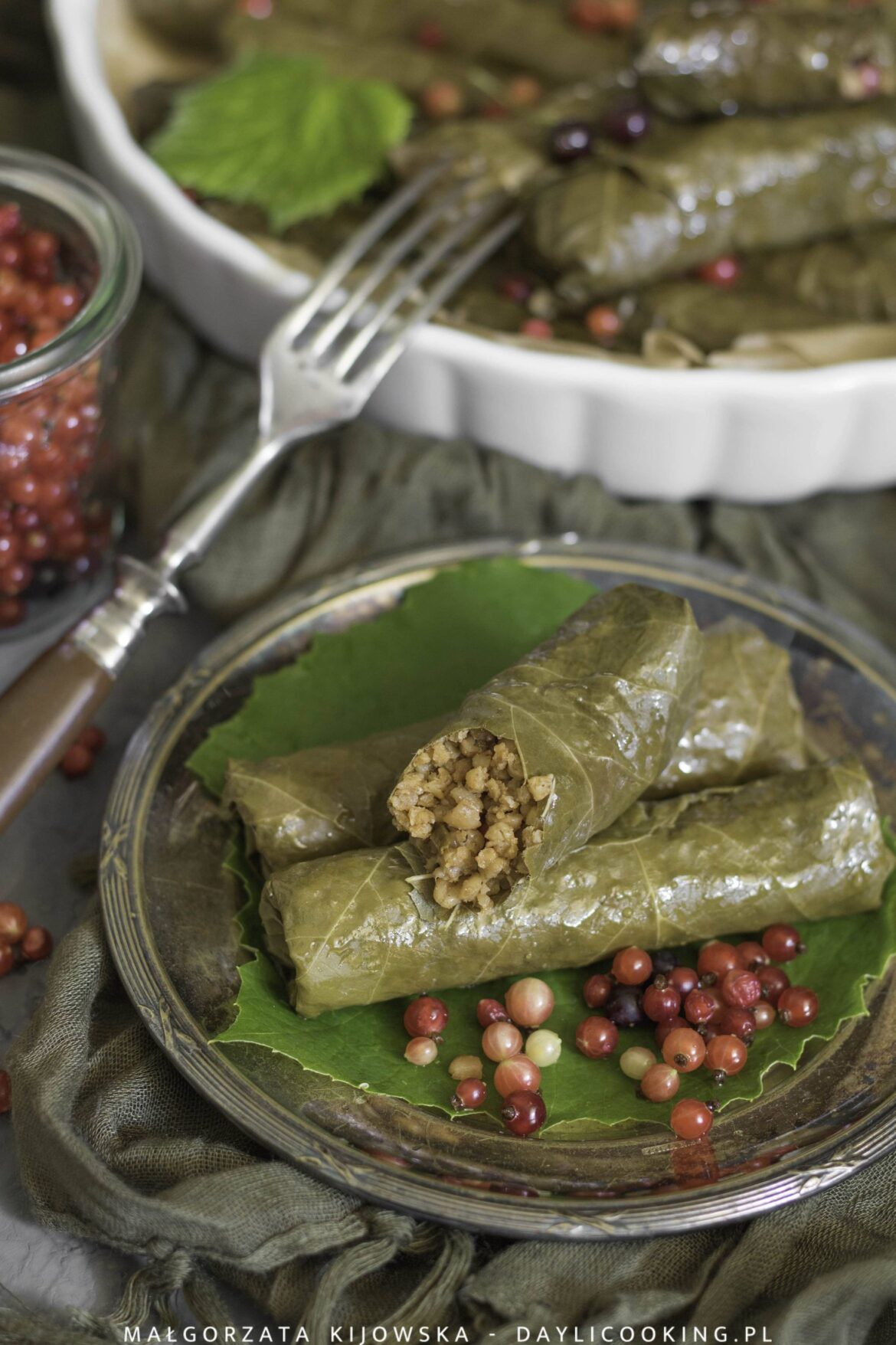 Przepis na gołabki z lisci winogron z kaszą i porzeczkami
