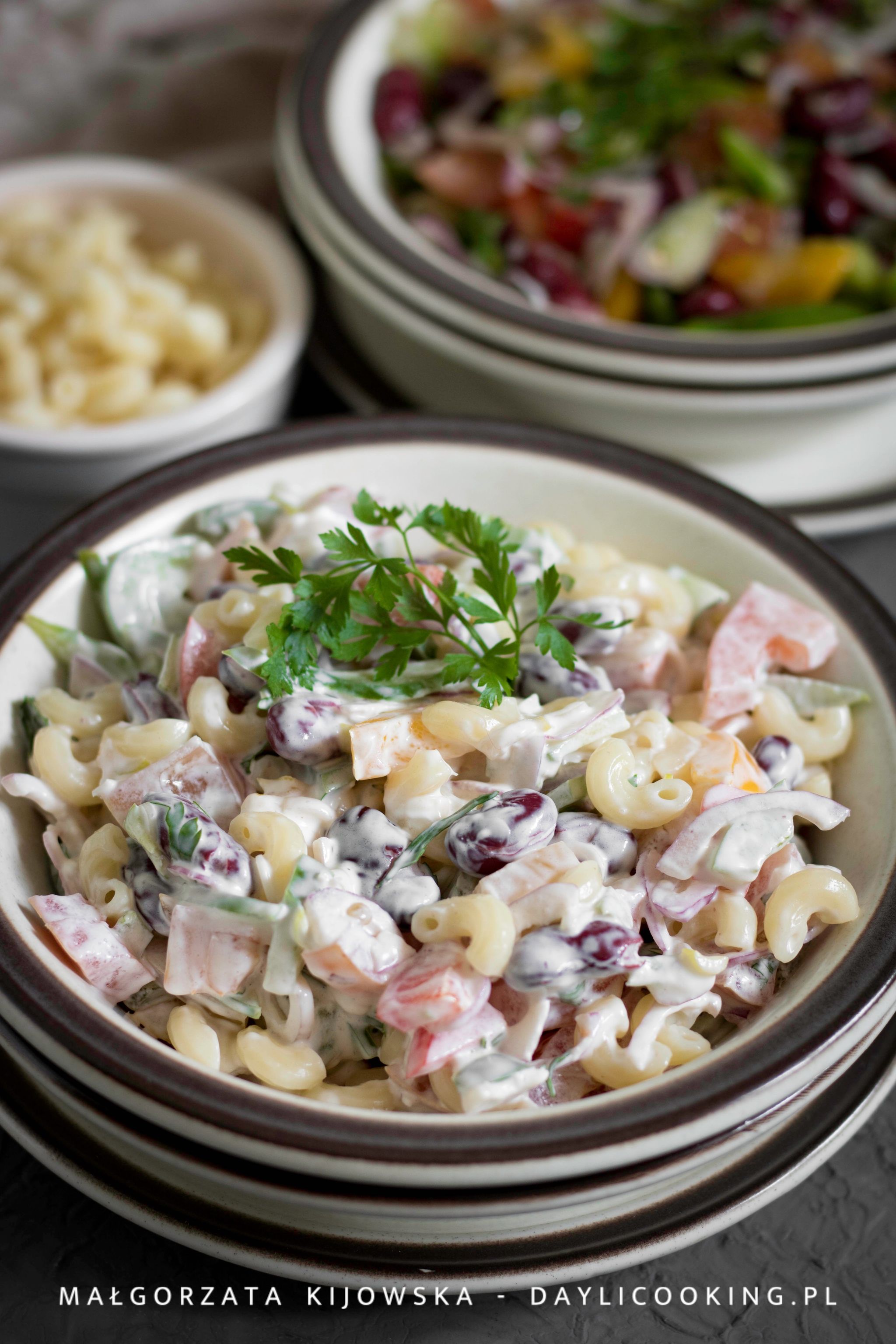 Sałatka z makaronem, papryką i czerwoną fasolą