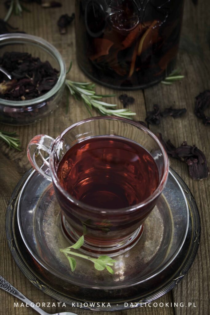 herbata z hibiskusa z ziołami