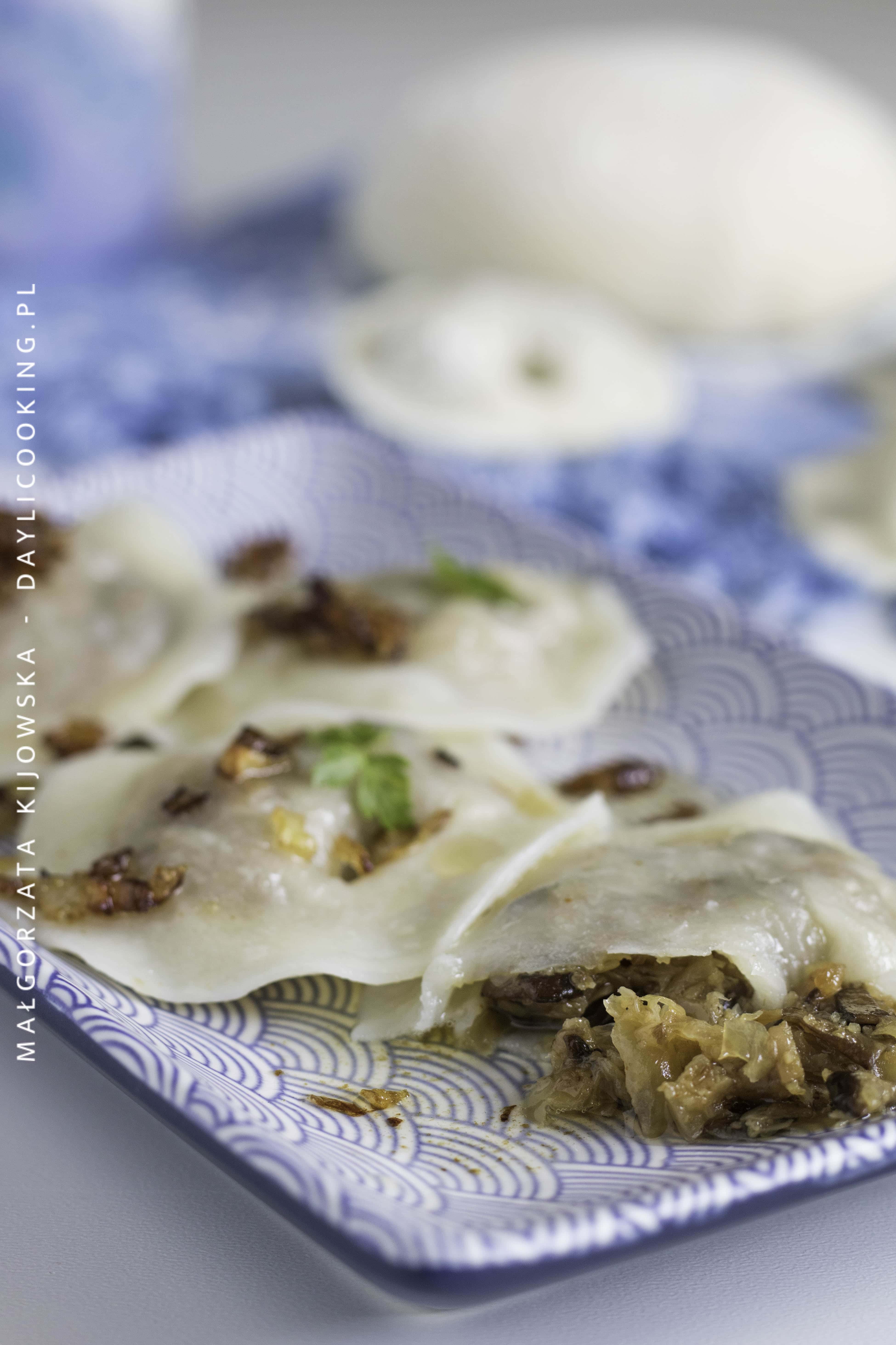Pierogi ze świeżymi grzybami i białą kapustą