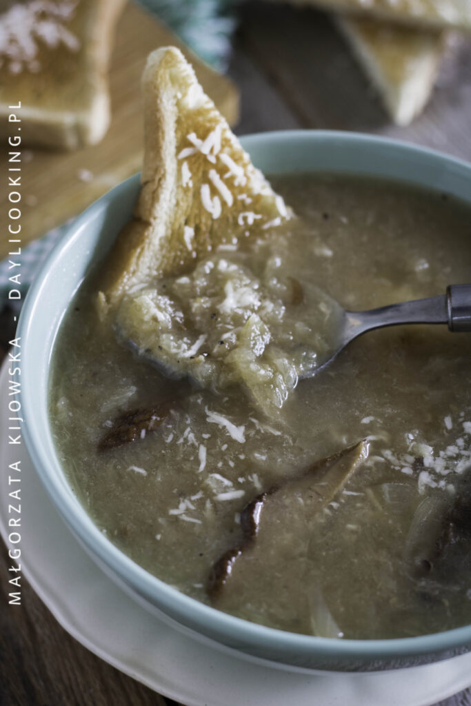 zupa cebulowa z grzybami